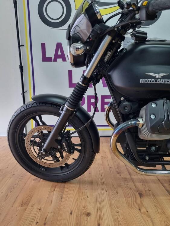 Moto Guzzi V7 II Stone (2015 - 17) (2)