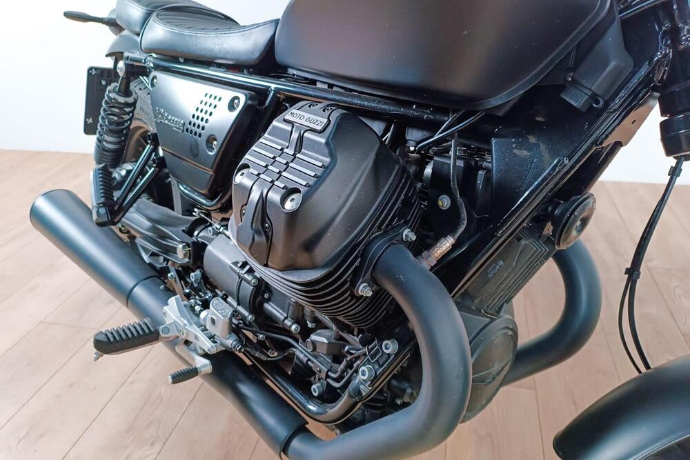 Moto Guzzi V9 Bobber (2016 - 18) (5)