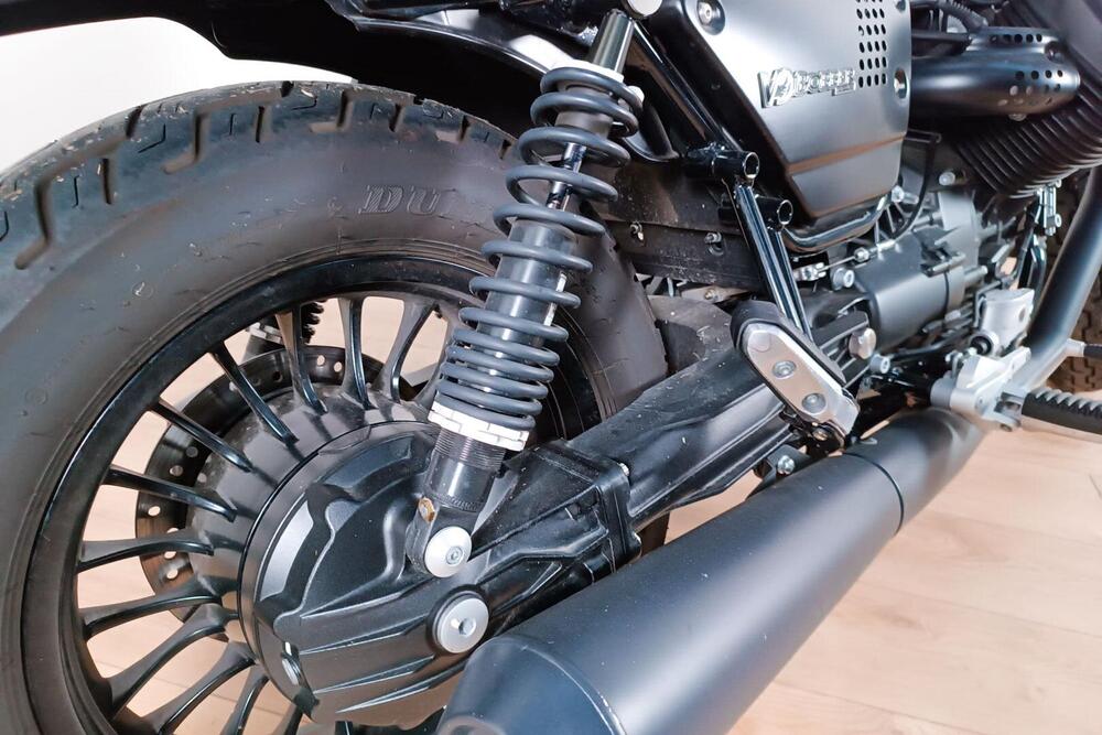 Moto Guzzi V9 Bobber (2016 - 18) (4)