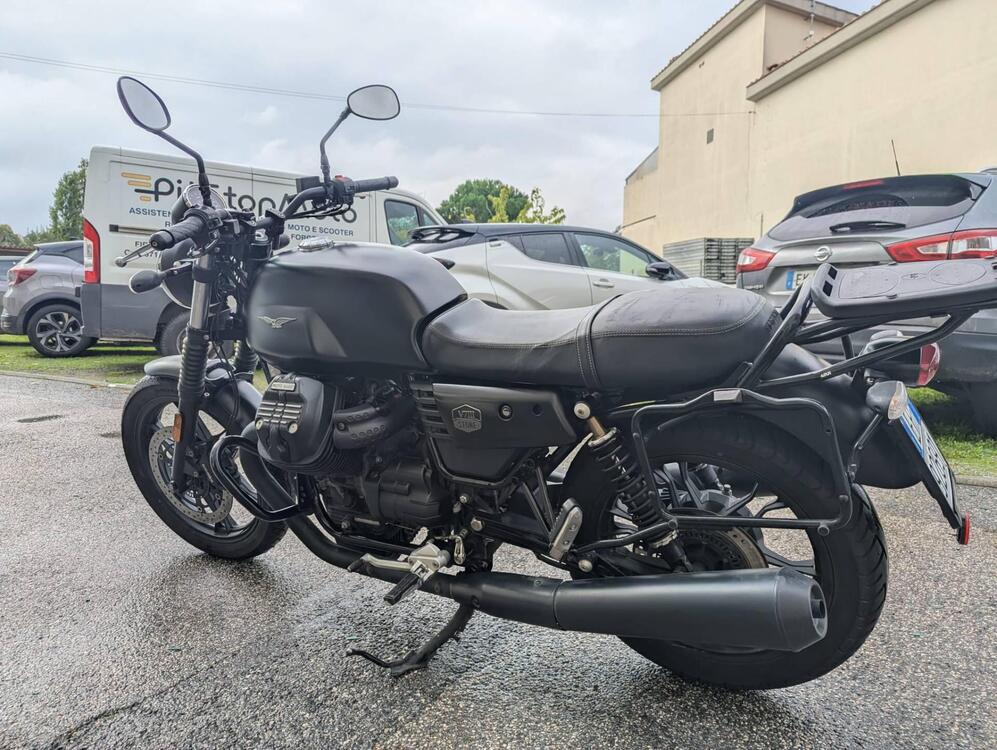 Moto Guzzi V7 III Stone (2017 - 20) (4)