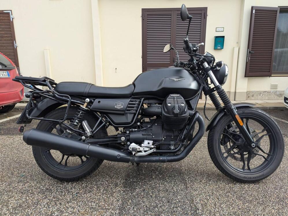 Moto Guzzi V7 III Stone (2017 - 20) (2)