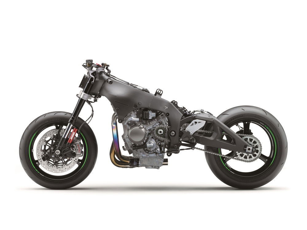 Questa immagine della ZX-R nuda consente di osservare chiaramente la struttura del telaio e degli altri componenti della parte ciclistica. La ricerca della massima centralizzazione delle masse è evidente