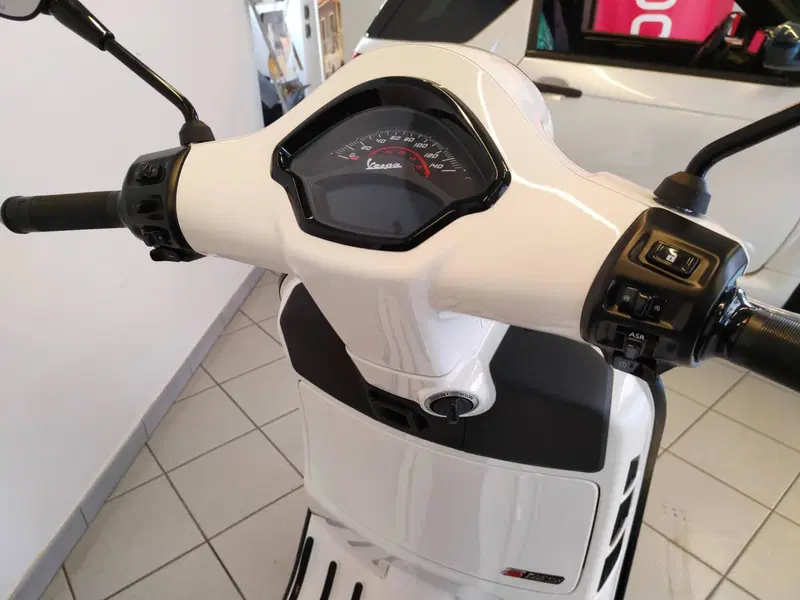 Vespa GTS 125 Supersport (2025 - 26) (9)