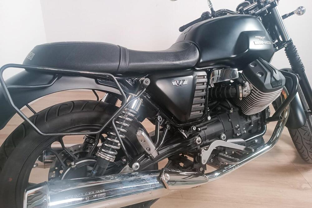 Moto Guzzi V7 II Stone (2015 - 17) (4)