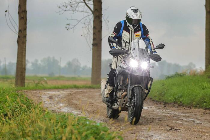 In fuoristrada è meglio limitarsi agli sterrati, dove in piedi si guida agevolmente