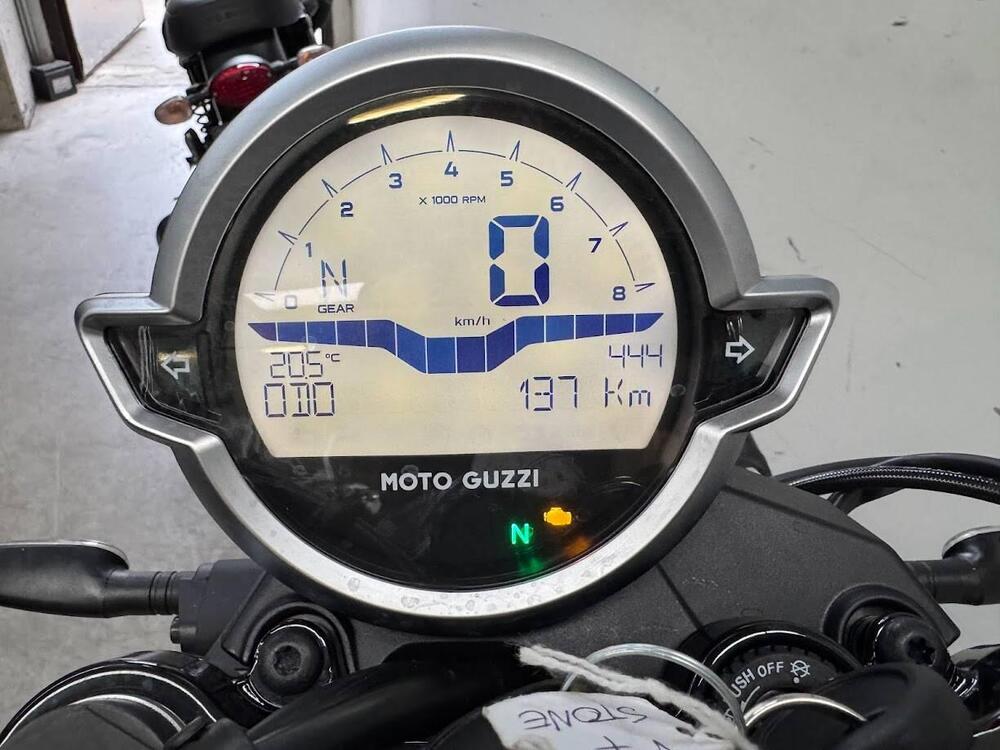 Moto Guzzi V7 Stone (2021 - 24) (4)