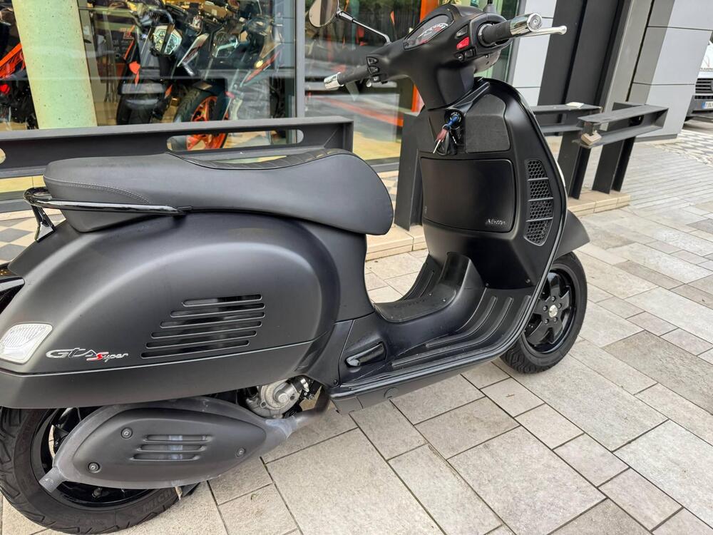 Vespa GTS 300 Super Notte (2018 - 20) (2)