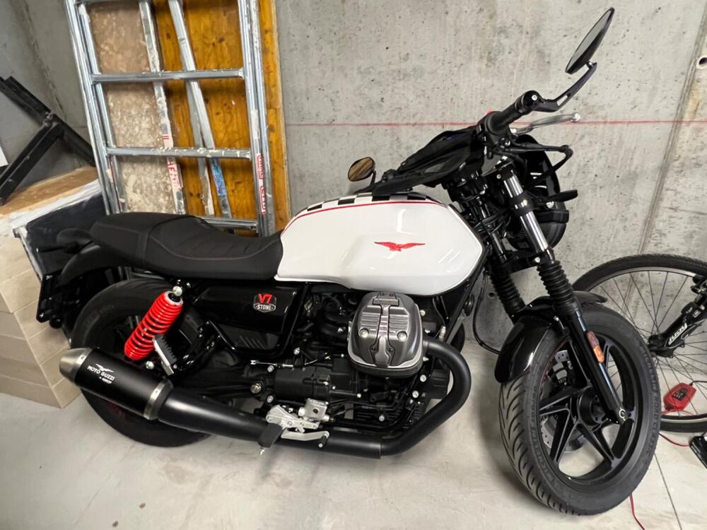 Moto Guzzi V7 Stone Ten (2024)