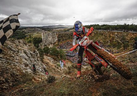 Hard Enduro. Hixpania. Billy Bolt torna alla vittoria, “Mani” Lettenbichler è Campione del Mondo [GALLERY]