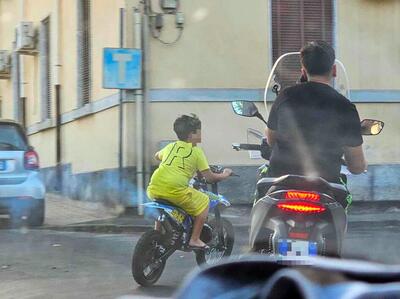 Maxi multa ai genitori di minorenni in scooter senza casco, assicurazione e patente