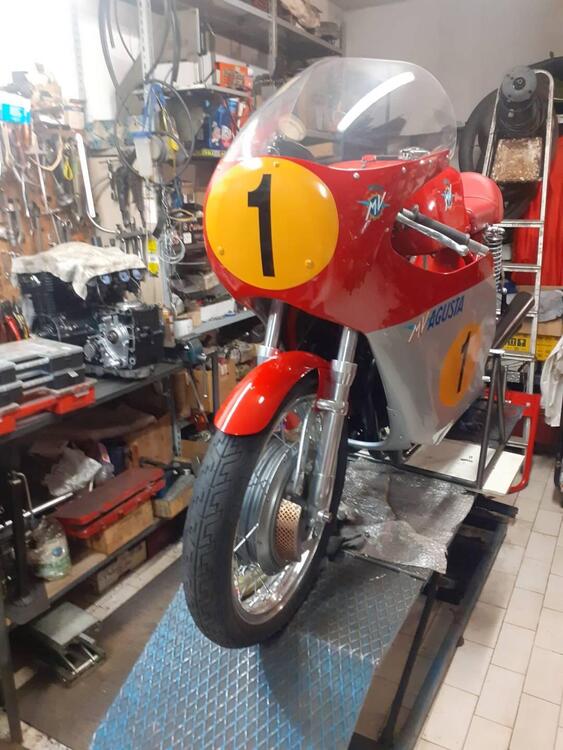 MV Agusta 4 cilindri motore kawasaki 550 (4)