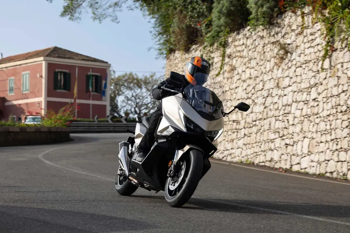 Honda X-ADV 750 2025 Vs Forza 750 2025 TEST: chi vince? [VIDEO & GALLERY]