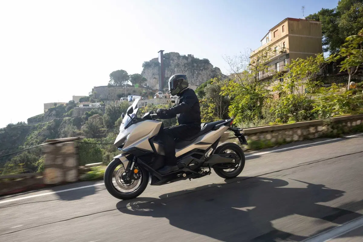 Honda X-ADV 750 2025 Vs Forza 750 2025 TEST: chi vince? [VIDEO & GALLERY] (3)
