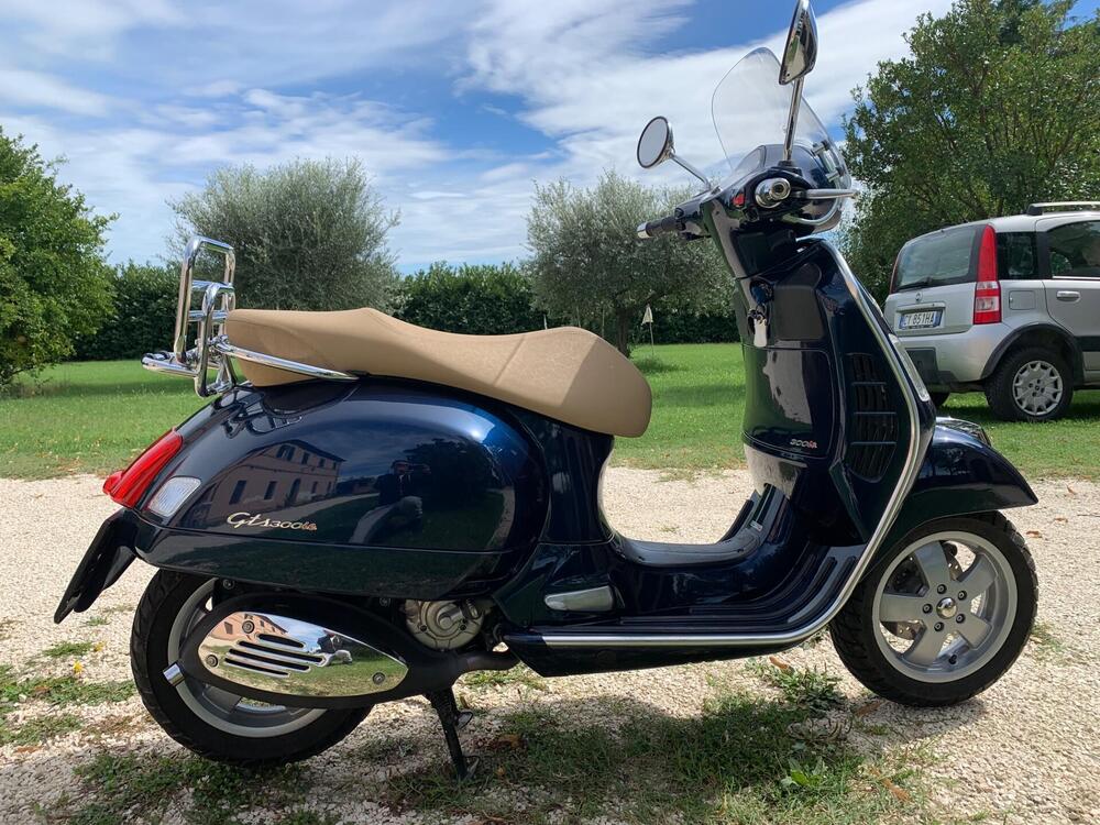 Vespa GTS 300 (2010 - 14) (2)