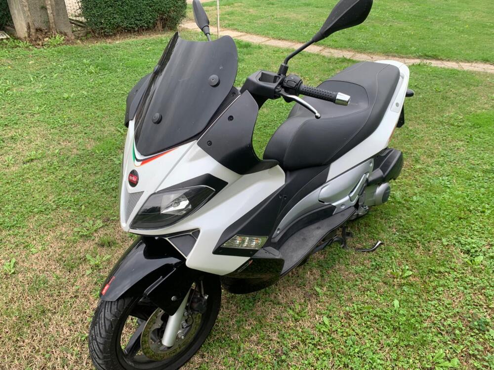 Aprilia SR Max 300 (2011 - 16) (2)