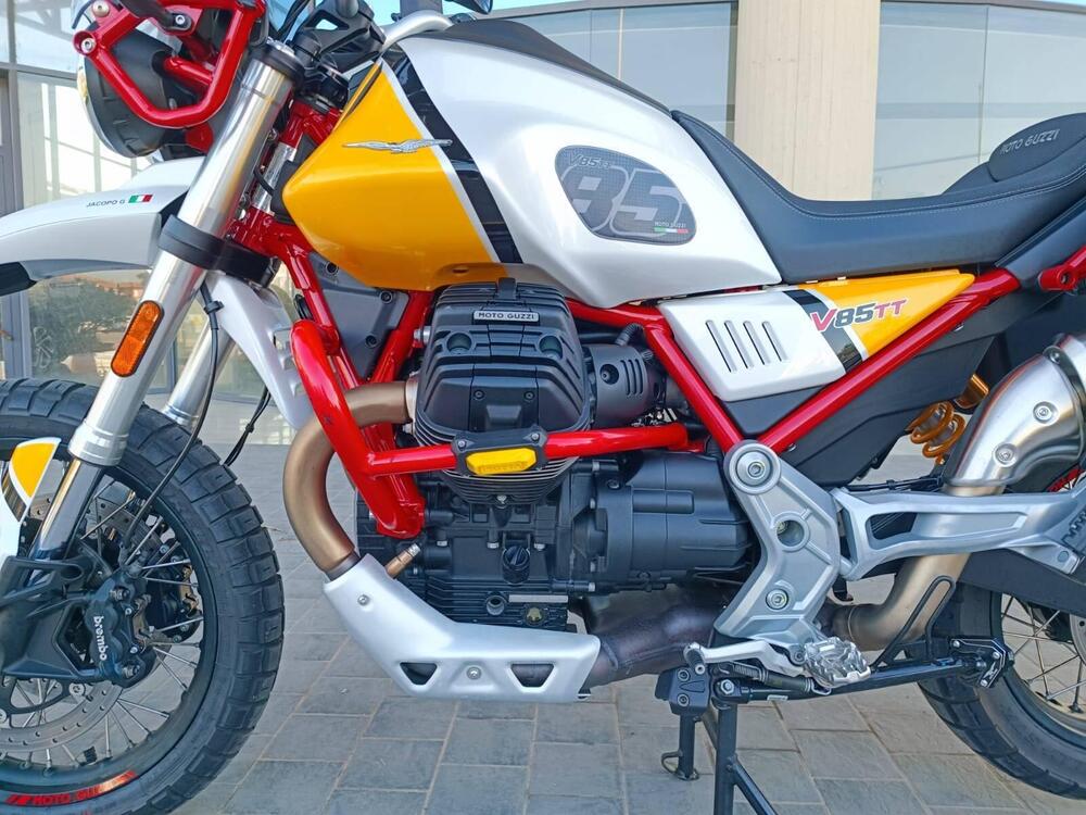 Moto Guzzi V85 TT Evocative Graphics (2019 - 20) (3)