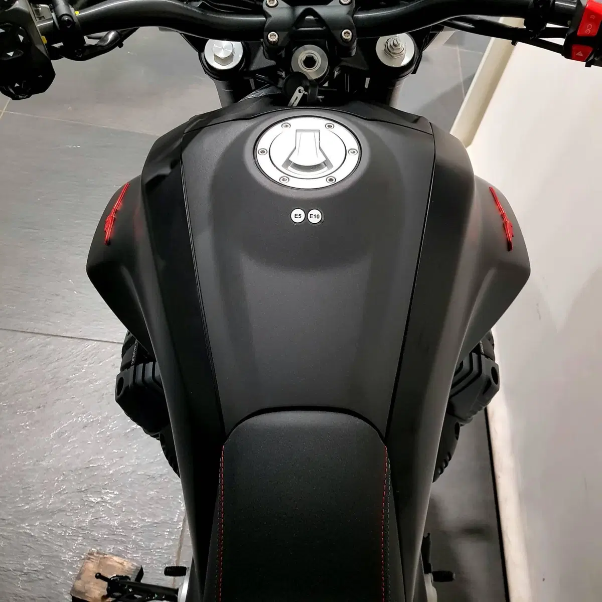 Moto Guzzi V85 Strada (2024 - 26) (14)