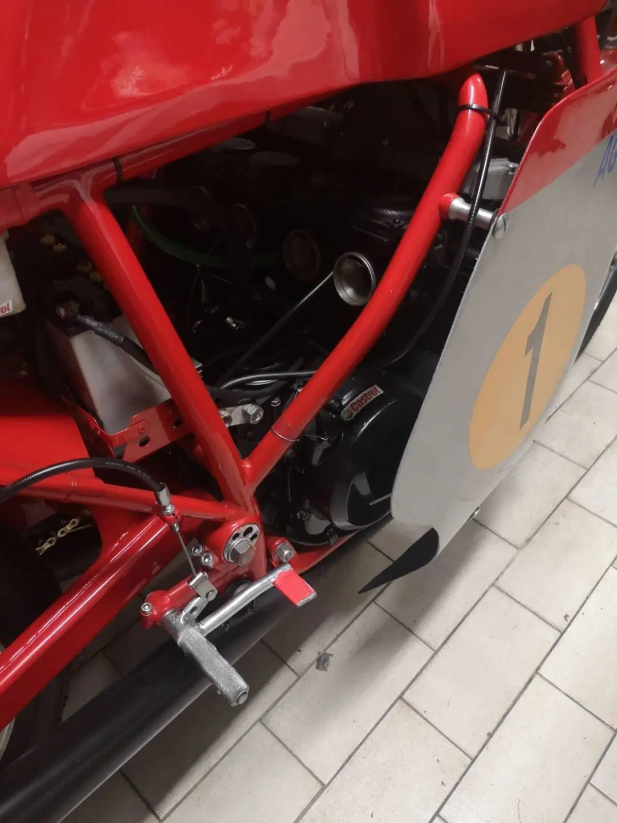 MV Agusta 4 cilindri motore kawasaki 550 (7)