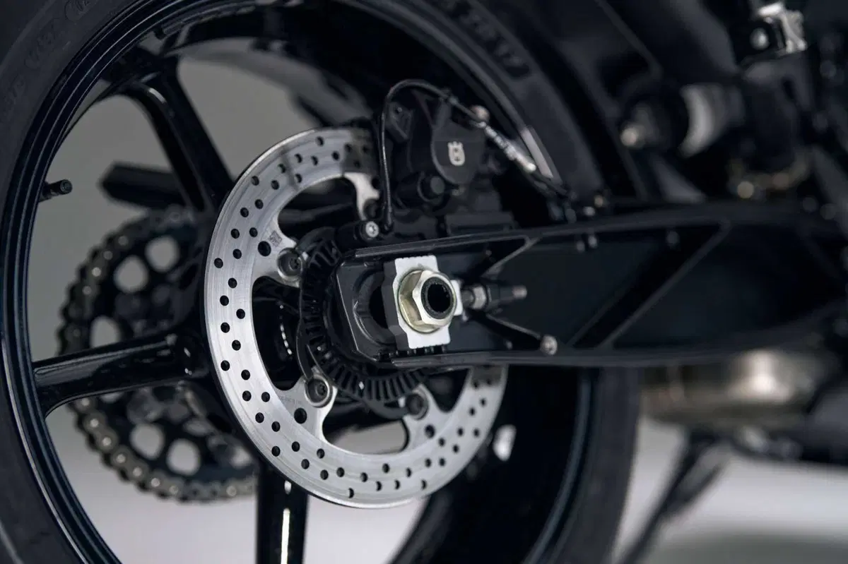 Husqvarna Vitpilen 801. Come va, pregi e difetti [VIDEO E GALLERY] (19)
