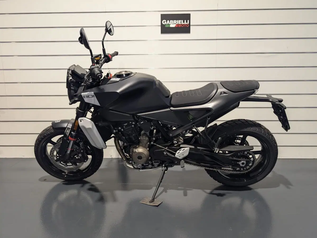 Husqvarna Svartpilen 801 (2024 - 26) (2)