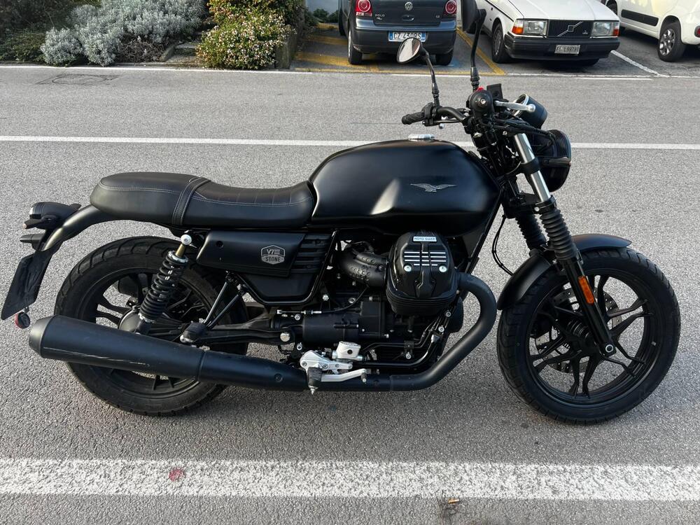 Moto Guzzi V7 III Stone Night Pack (2019 - 20) (3)