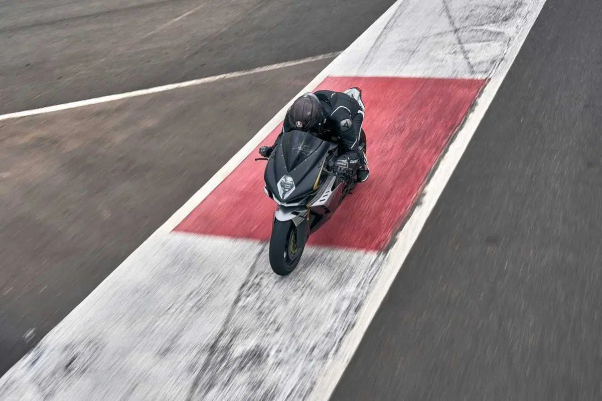 MV Agusta F3 Competizione, la Supersport più bella ed elitaria [EMBARGO 31/10 ore 17] (2)