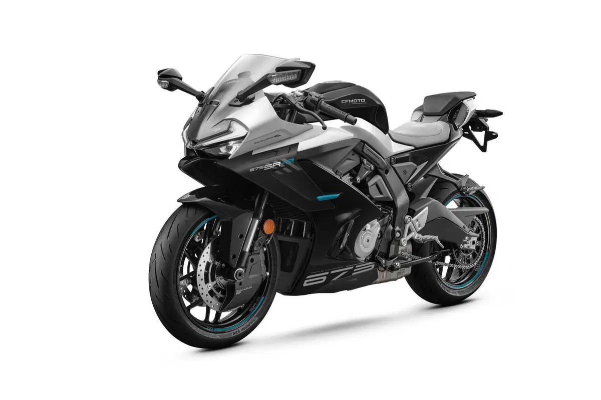 Ecco la CFMOTO 675SR-R: la sportiva con motore tre cilindri da 95 cv e 198 kg di peso