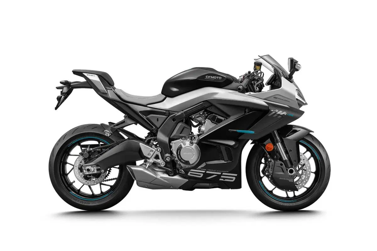 Ecco la CFMOTO 675SR-R: la sportiva con motore tre cilindri da 95 cv e 198 kg di peso (2)