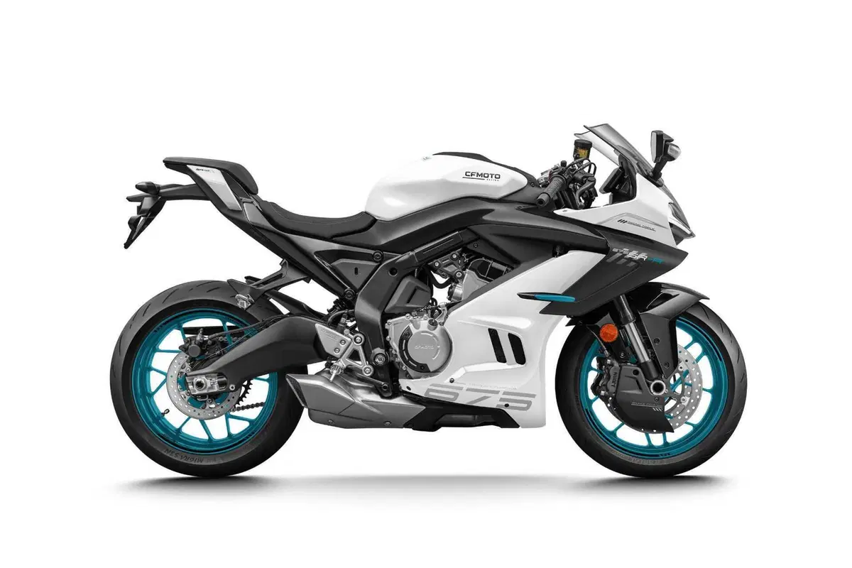 Ecco la CFMOTO 675SR-R: la sportiva con motore tre cilindri da 95 cv e 198 kg di peso (4)