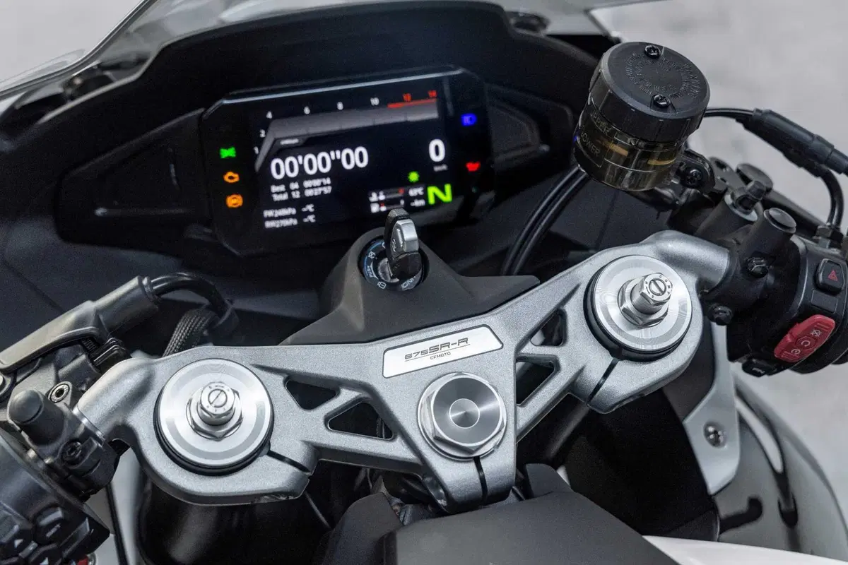 Ecco la CFMOTO 675SR-R: la sportiva con motore tre cilindri da 95 cv e 198 kg di peso