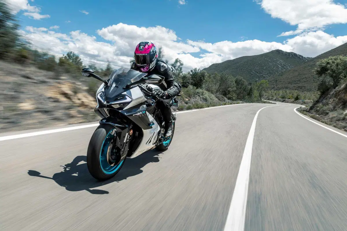 Ecco la CFMOTO 675SR-R: la sportiva con motore tre cilindri da 95 cv e 198 kg di peso (5)