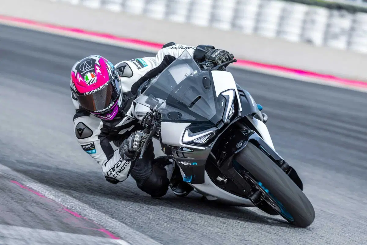 Ecco la CFMOTO 675SR-R: la sportiva con motore tre cilindri da 95 cv e 198 kg di peso (6)