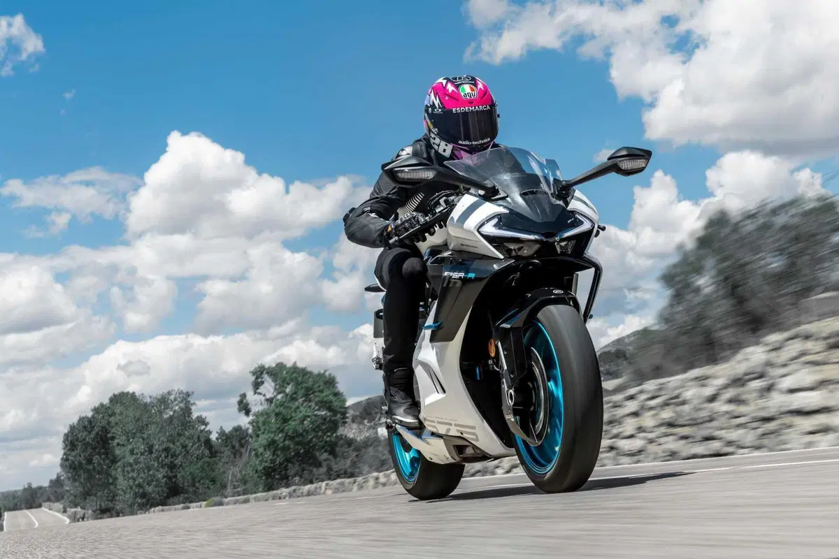 Ecco la CFMOTO 675SR-R: la sportiva con motore tre cilindri da 95 cv e 198 kg di peso (7)