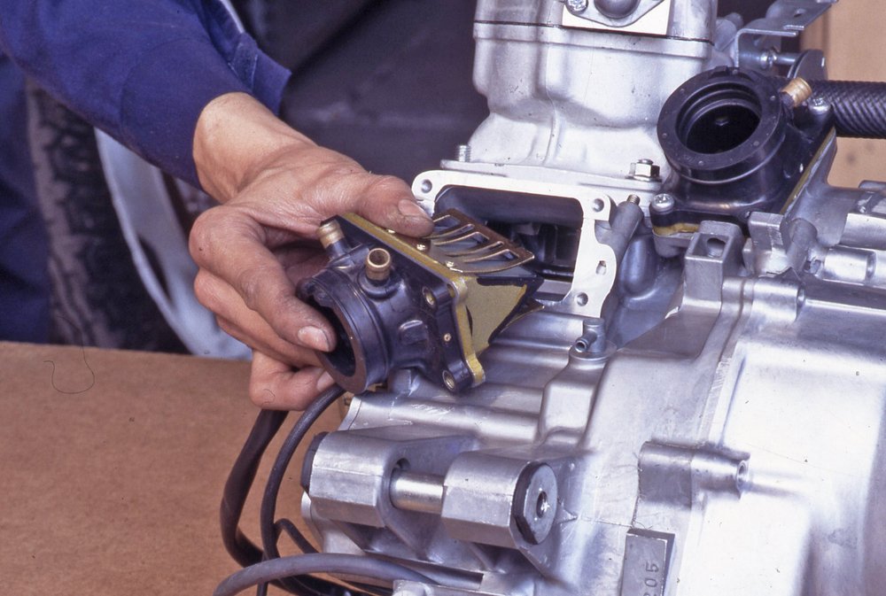In molti motori moderni l&rsquo;impiego di una valvola a lamelle consente di disporre il condotto di aspirazione direttamente nel basamento