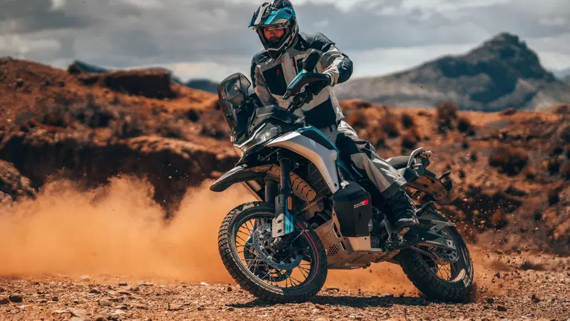 Svelata a EICMA 2024 la CFMOTO 800MT-X: previste due versioni entrambe con IMU e motore da 95 CV [VIDEO]