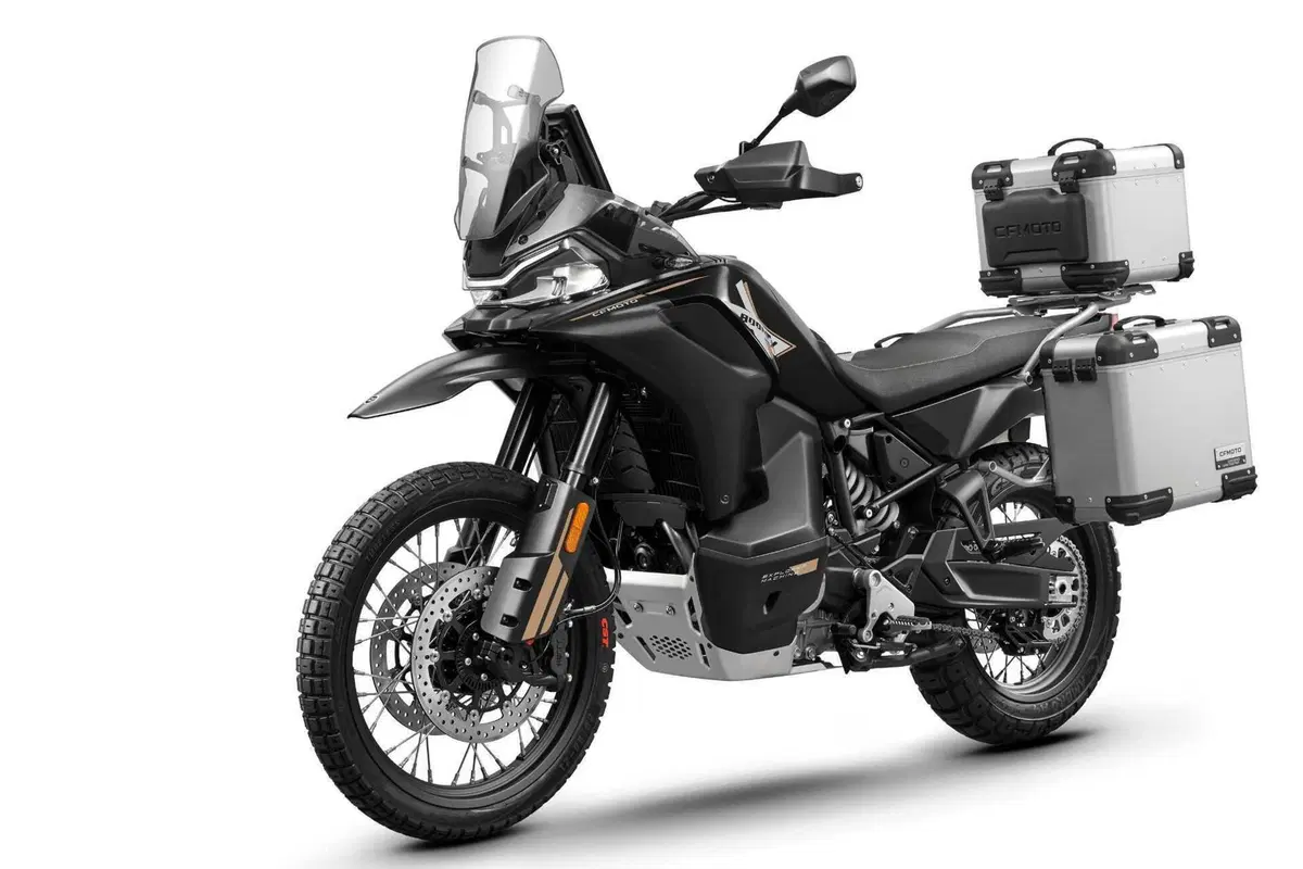 Svelata a EICMA 2024 la CFMOTO 800MT-X: previste due versioni entrambe con IMU e motore da 95 CV