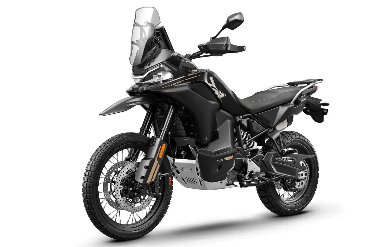 Svelata a EICMA 2024 la CFMOTO 800MT-X: previste due versioni entrambe con IMU e motore da 95 CV