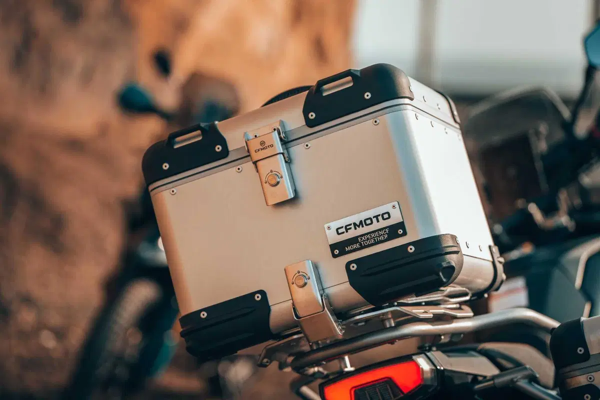 [NON PUBBLICARE EMBARGO] Svelata a EICMA 2024 la CFMOTO 800MT-X: previste due versioni entrambe con IMU e motore da 95 CV 