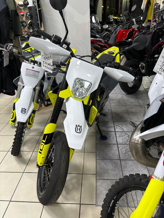 Husqvarna 701 Supermoto (2023 - 24) (2)