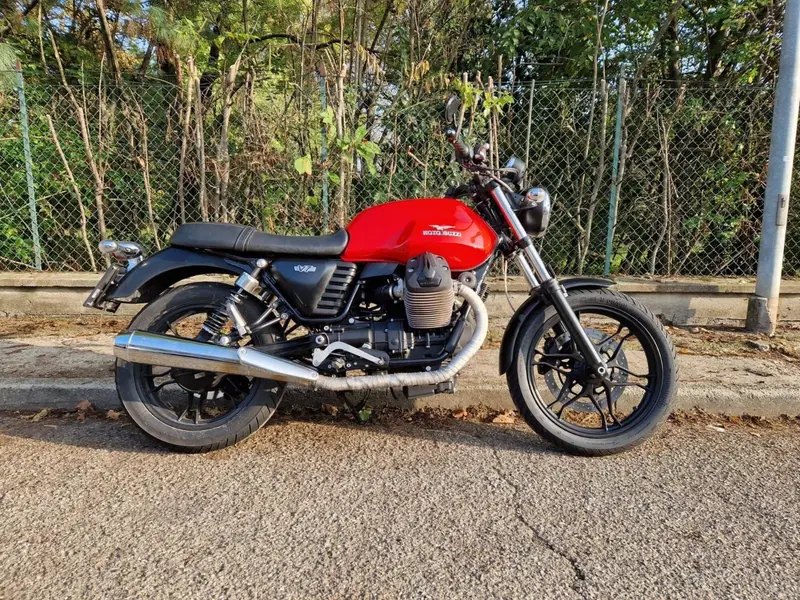 Moto Guzzi V7 II Stone (2015 - 17) (2)
