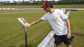 Bagnaia tocca la targa che ricorda Marco Simoncelli, il Sic, deceduto a Sepang nell'ottobre 2011