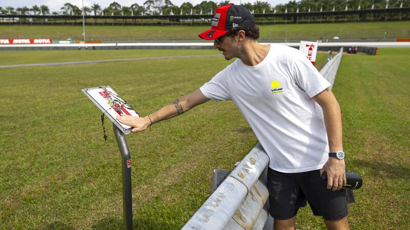 Bagnaia tocca la targa che ricorda Marco Simoncelli, il Sic, deceduto a Sepang nell&#039;ottobre 2011