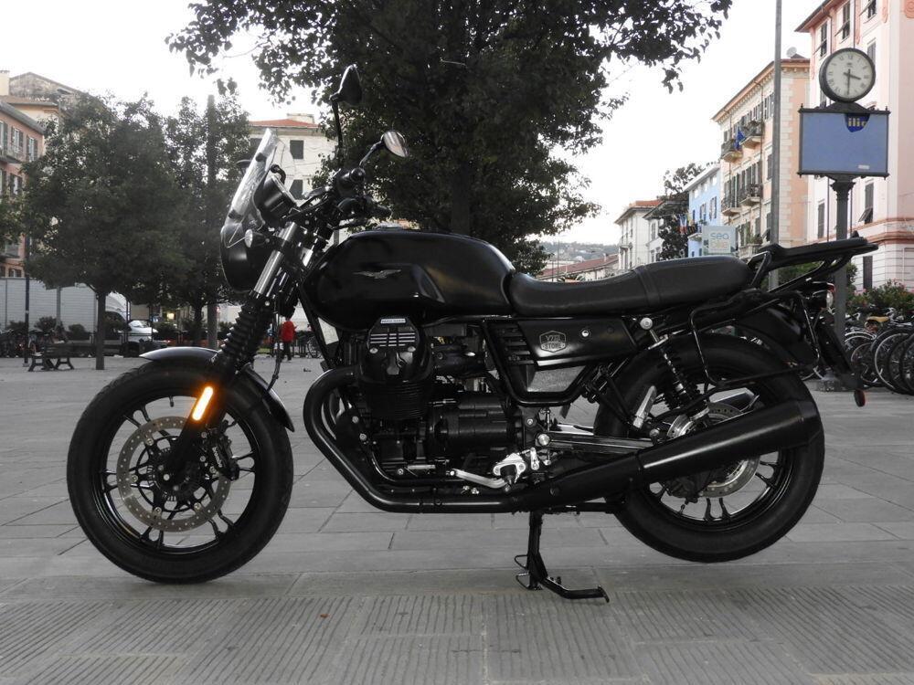 Moto Guzzi V7 III Stone (2017 - 20) (4)