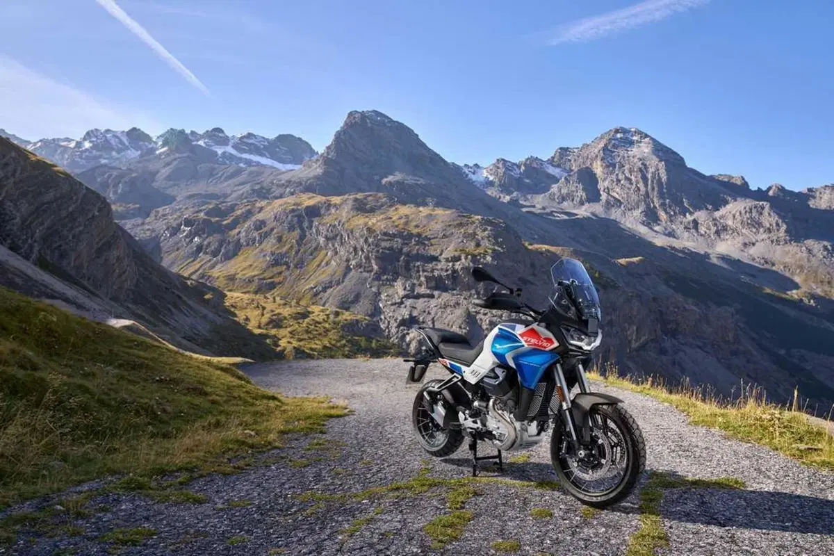 Il Passo dello Stelvio compie 200 anni: Moto Guzzi porta a EICMA la Stelvio Duecento Tributo (3)