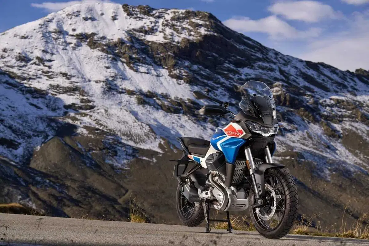 Il Passo dello Stelvio compie 200 anni: Moto Guzzi porta a EICMA la Stelvio Duecento Tributo