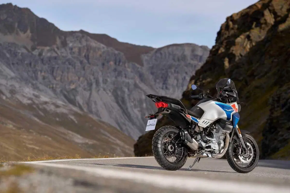 Il Passo dello Stelvio compie 200 anni: Moto Guzzi porta a EICMA la Stelvio Duecento Tributo (2)