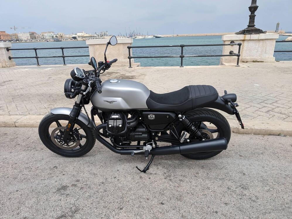 Moto Guzzi V7 Stone (2021 - 24)