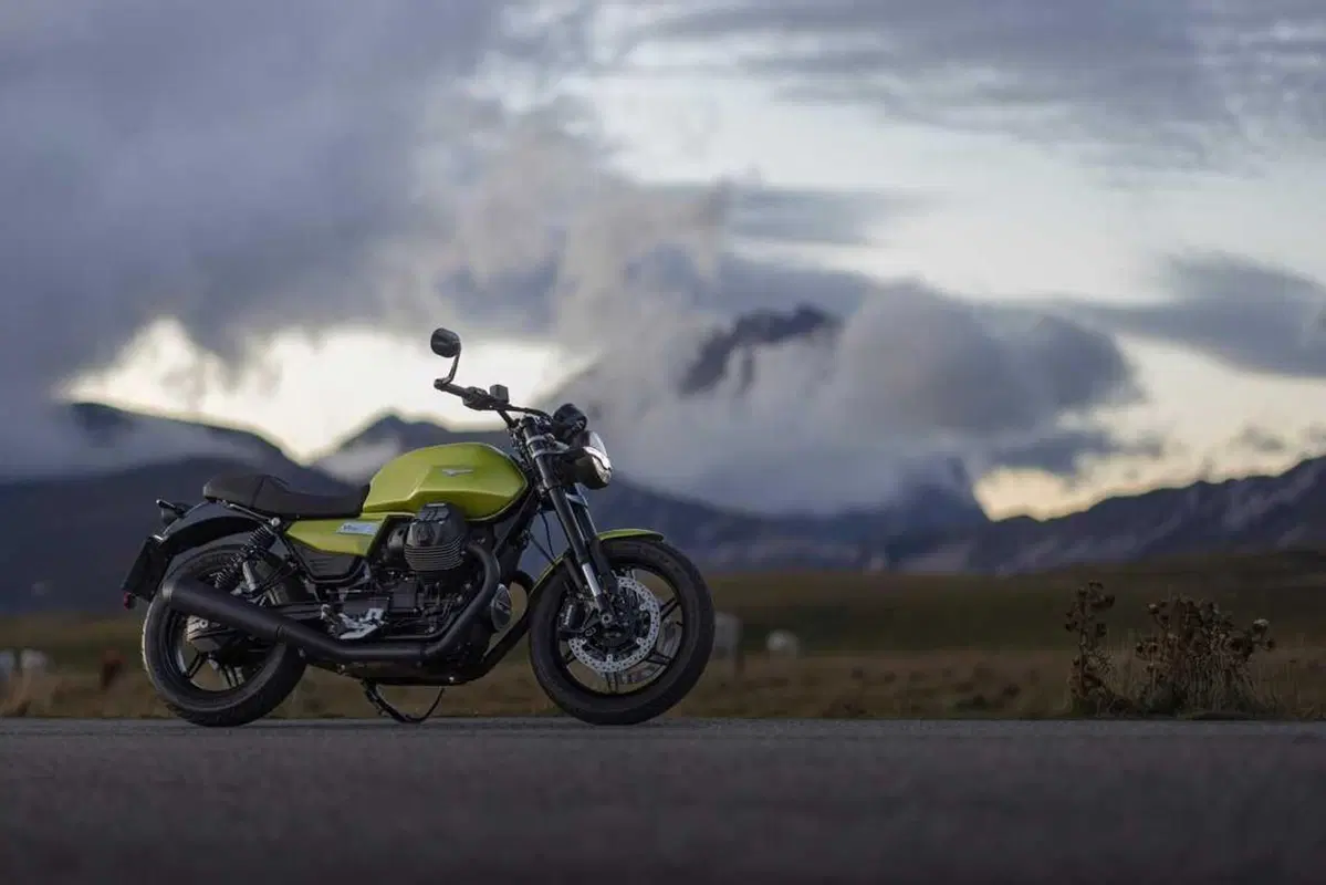 Più tecnologica e moderna: ecco la nuova Moto Guzzi V7 presentata a EICMA (2)
