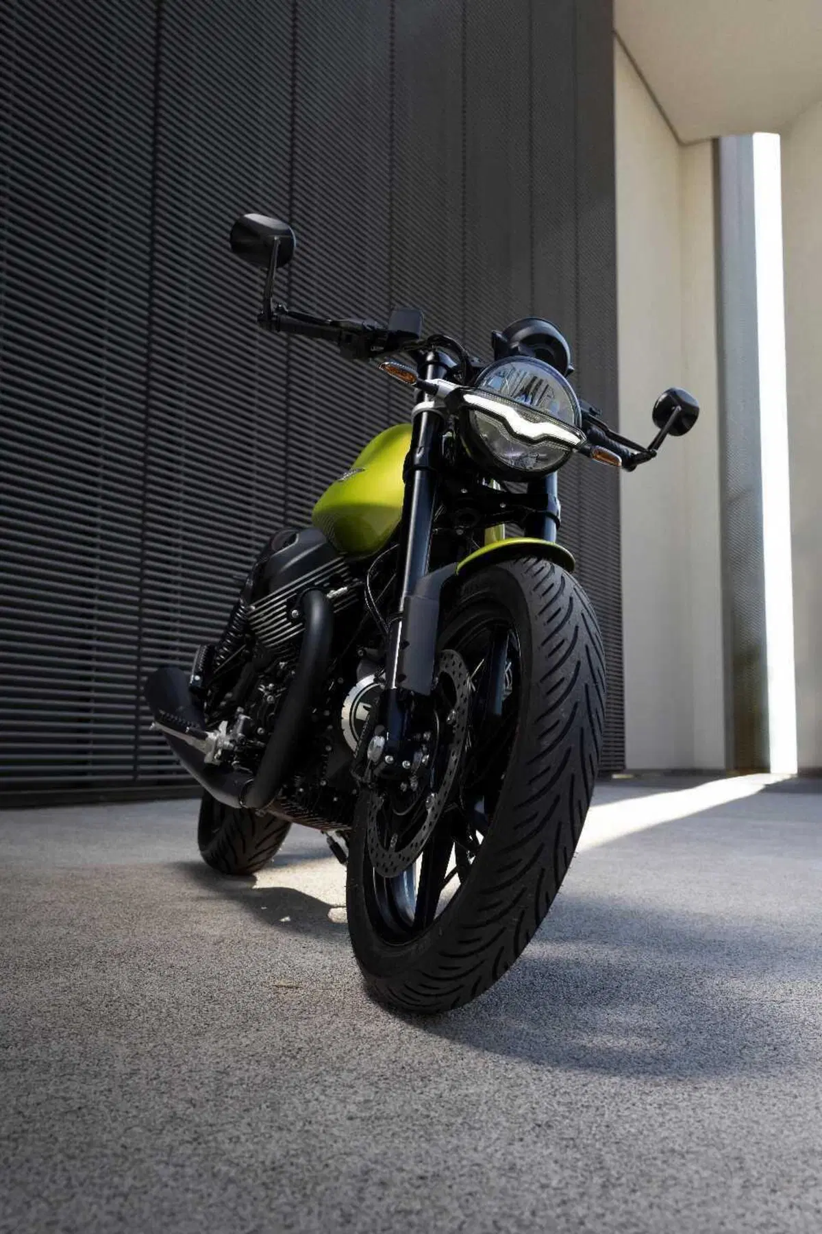Più tecnologica e moderna: ecco la nuova Moto Guzzi V7 presentata a EICMA (11)