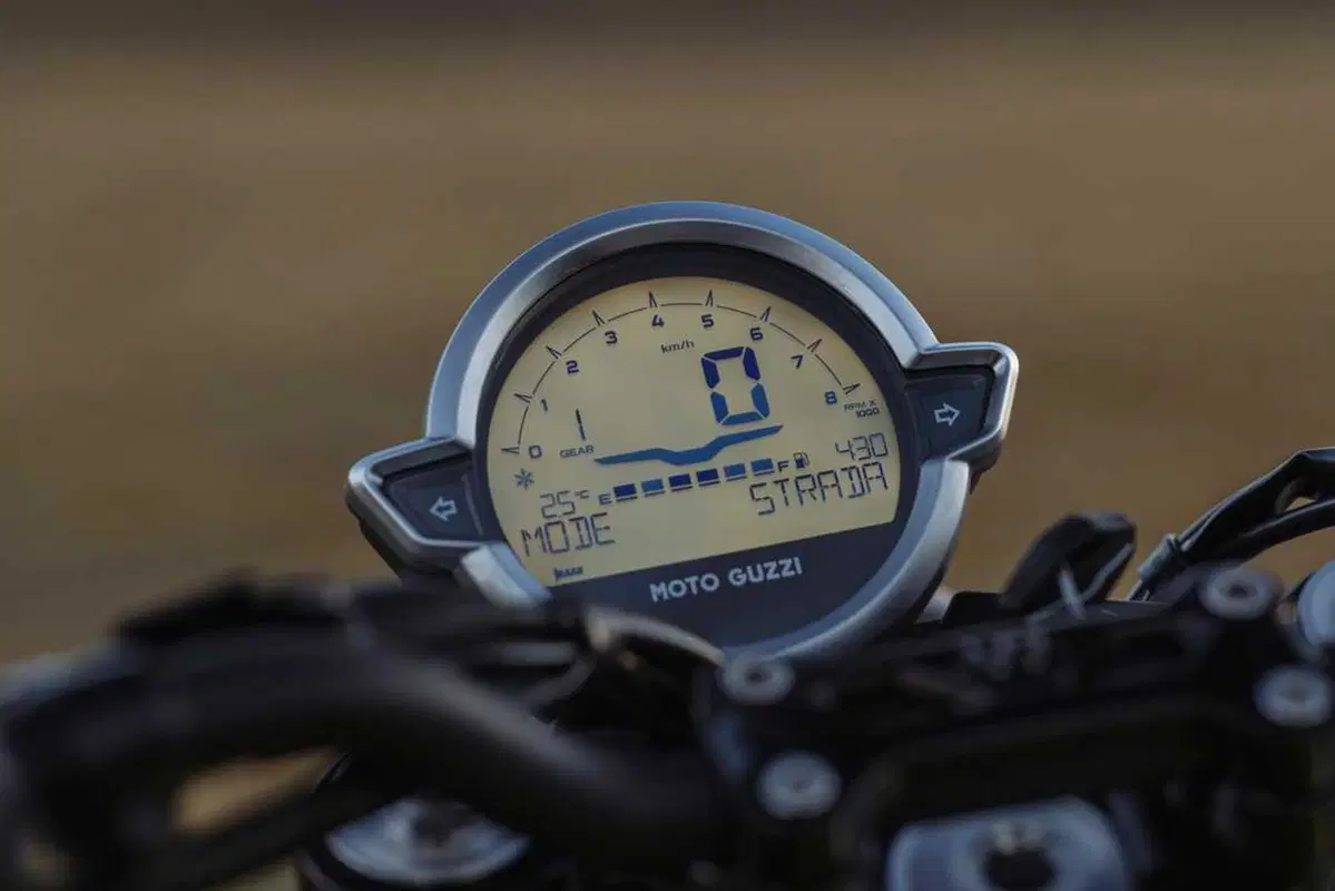 Più tecnologica e moderna: ecco la nuova Moto Guzzi V7 presentata a EICMA (7)